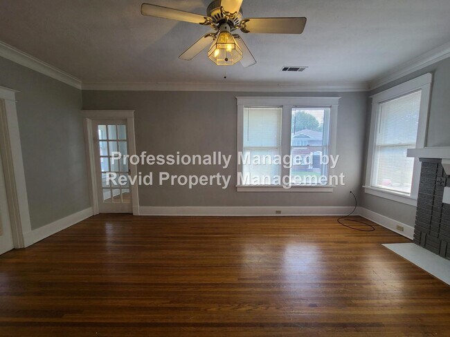 Building Photo - Large upstairs apartment in Midtown!