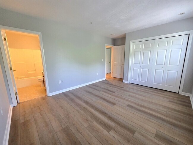 Building Photo - 70 Oak St Ext