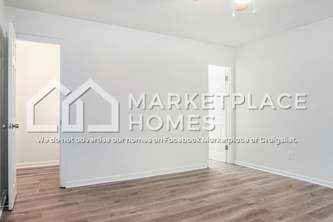 Building Photo - 5279 Oakridge Dr
