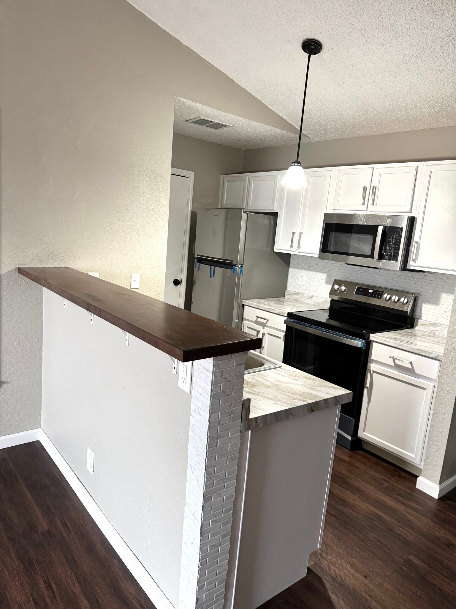 Building Photo - 6101 Parkwood Dr