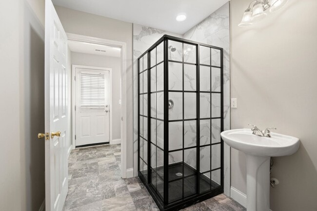 Building Photo - Newly remodeled townhome