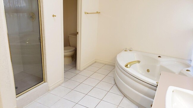 Building Photo - Beautiful Home with Pool and Hot Tub!