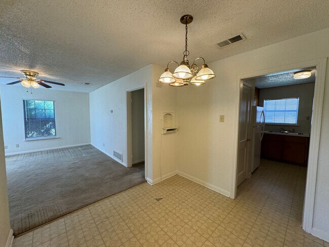 Building Photo - 708-708 Carrie Ave