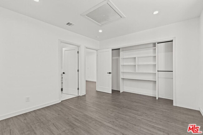 Building Photo - 15153 La Maida St