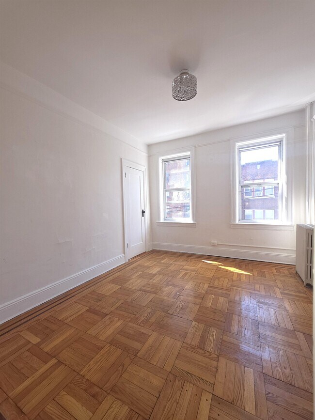 Building Photo - 10 66th St