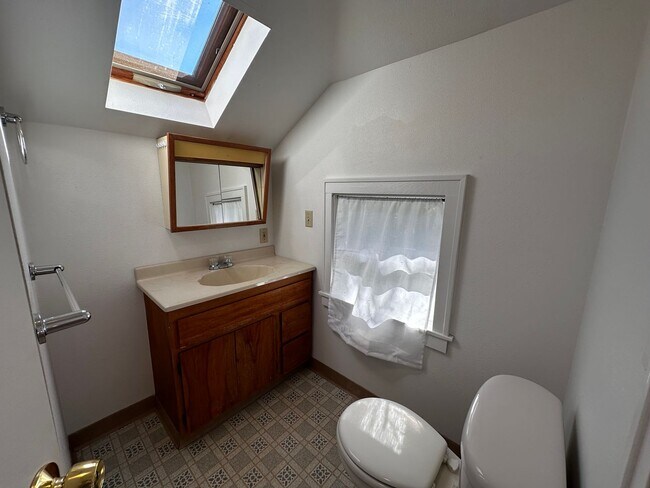 Building Photo - 3 Bedroom 2 Bath Single Family House