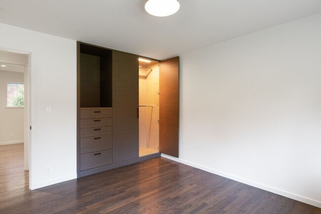 Building Photo - 3Bd/1.75Ba Shoreline Home
