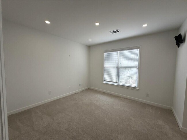 Building Photo - 4865 Chesterfield Ct