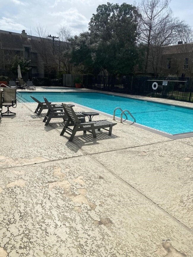 Building Photo - 2100 Tanglewilde St