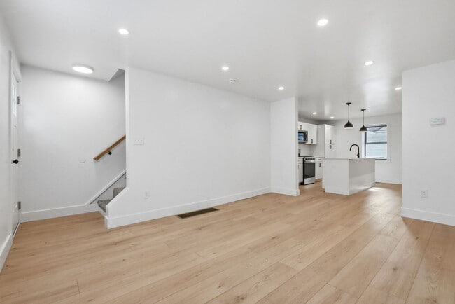 Building Photo - Brand New 3 bed, 2 bath Remodel located in the South Side Flats