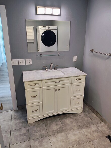 Bathroom - 615 S Main St