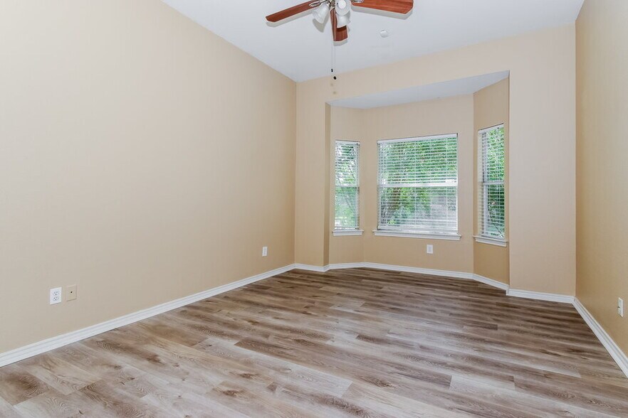 Building Photo - 1500 Hackamore St