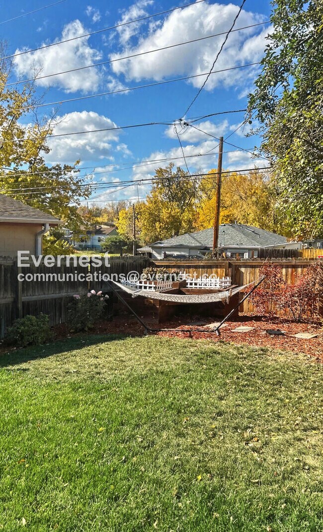 Building Photo - 3 Bed, 1 Bath Home with Fenced Yard / Available 4/1!