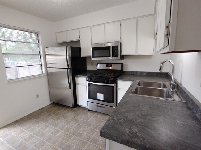 Building Photo - 1620 W Braker Ln