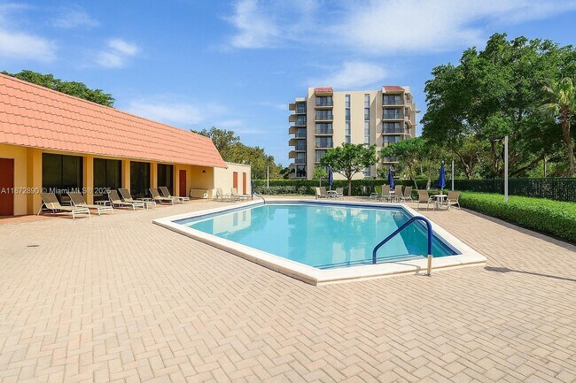 Building Photo - 3301 N Country Club Dr