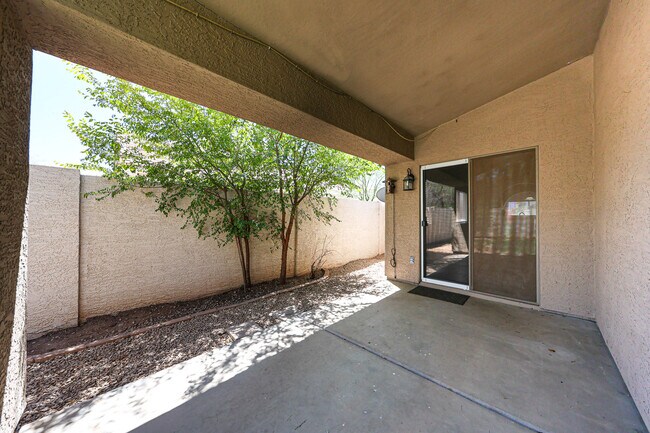 Building Photo - 740 W Dublin St