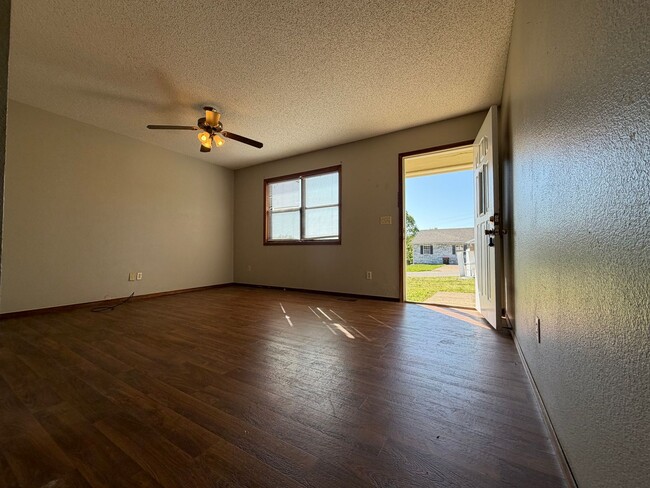 Building Photo - Cozy 2 Bedroom Duplex!