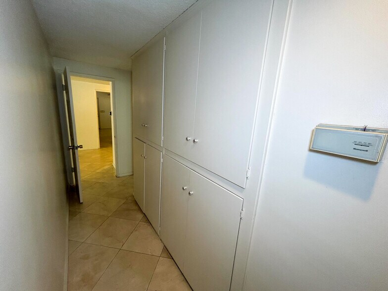 Center Hallway w/Storage - 24507 Hatteras St