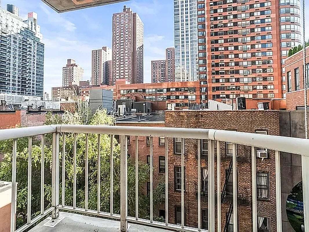 Building Photo - 206 E 95th St