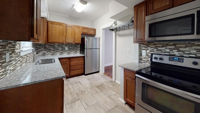 Building Photo - Beautiful 3 bedroom Clintonville home avai...