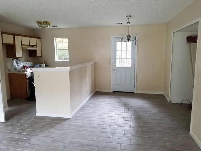 Building Photo - 252 Stonebridge Dr
