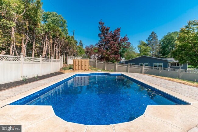 Building Photo - 248 Penncrest Dr