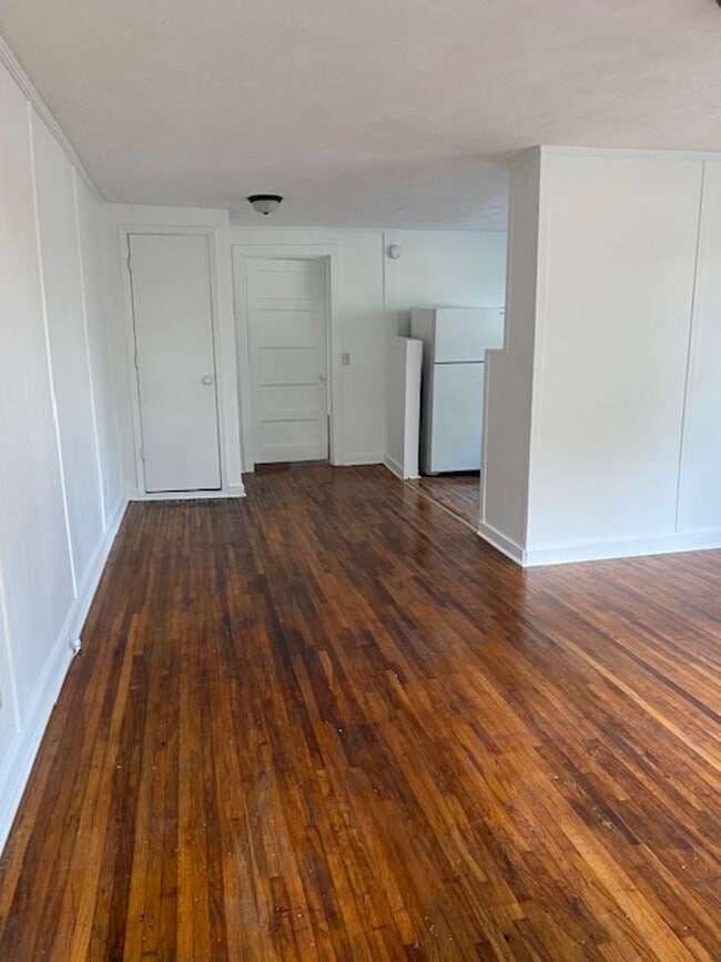 Building Photo - Renovated 1 Bedroom 1 Bath Unit for Rent!