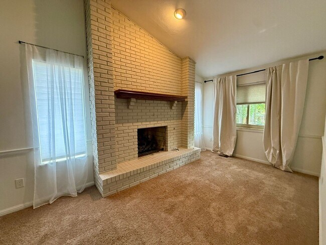 Building Photo - Available now-  4 Bedroom house in O'Fallon