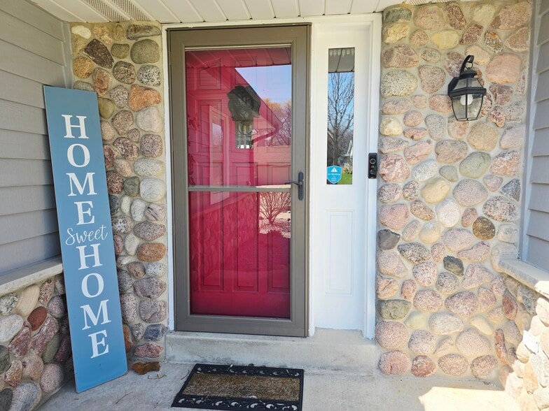 Building Photo - 8145 S White Oak Dr