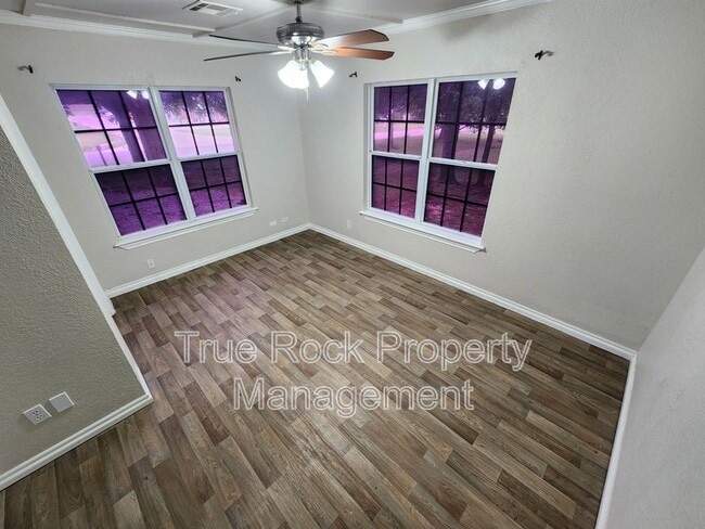 Building Photo - 1020 E Gardena St