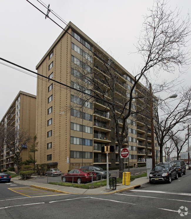 Primary Photo - Union Plaza Apartments