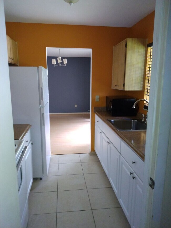 Building Photo - 2 bed 2 bath house for rent