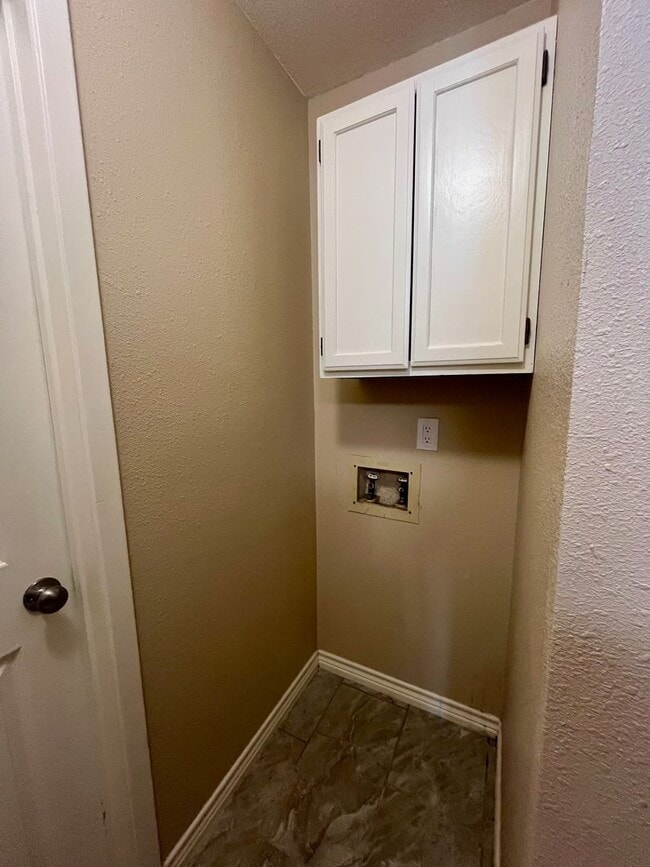 Building Photo - 3/2/2 Single Story Hidden Gem ~ Conveniently Located to RAFB, SAMMC & shopping ~ Move in Ready!