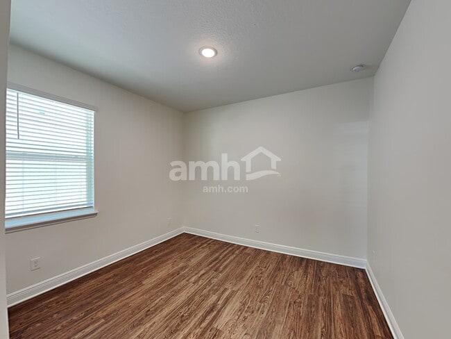 Building Photo - 1159 Sky Lks Dr
