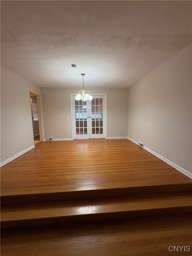 Building Photo - 215 Locksley Rd