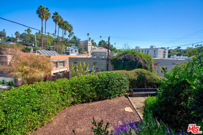 Building Photo - 3248 Descanso Dr