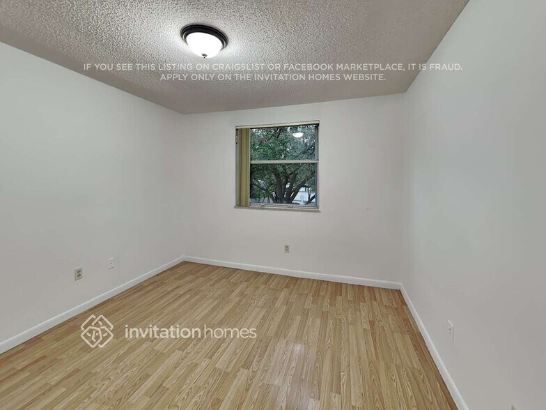 Building Photo - 9912 NW 9th Ct