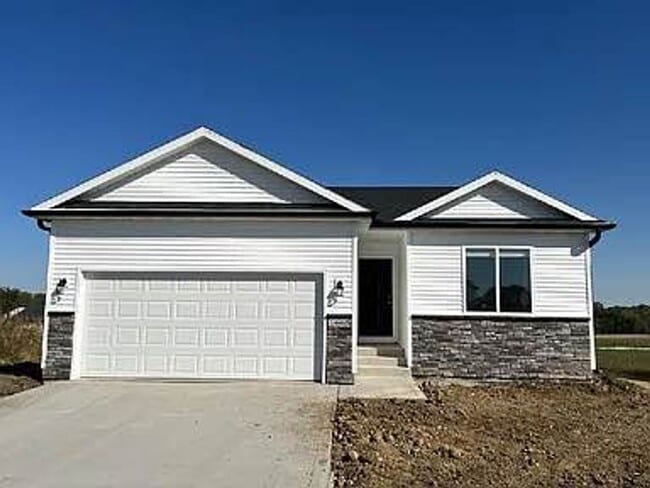 Building Photo - Spacious 4-Bedroom Home in Altoona Neighbo...
