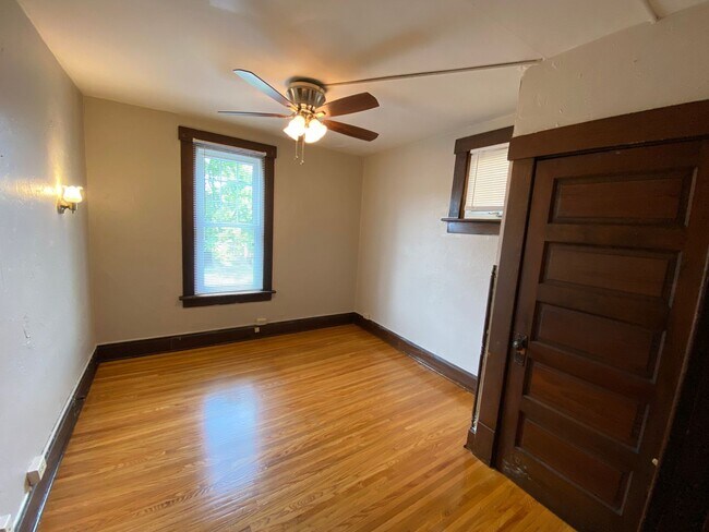 Building Photo - 325 E 19th Ave