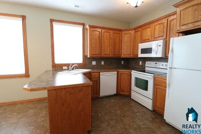 Building Photo - Large 3 Bedroom Town Home!