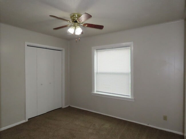 Building Photo - Charming 3 Bedroom, 2 Bath Home w/Den!