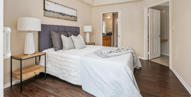 Building Photo - Fantastic Penthouse Unit Downtown Marina D...