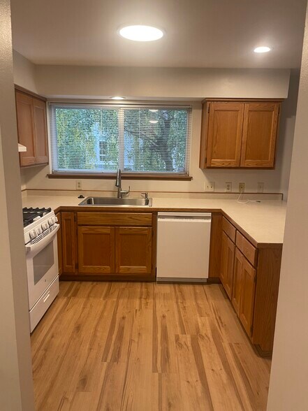 New dishwasher and gas stove - 9741 Woodlawn Ave N