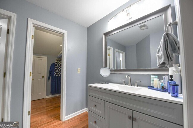 Building Photo - 304 Bridle Path
