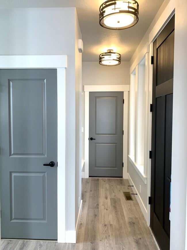 Building Photo - Spectacular newer 3 bed 2.5 bath custom ho...
