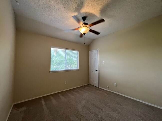 Building Photo - 4 bedroom, 2.5 bath home for lease!