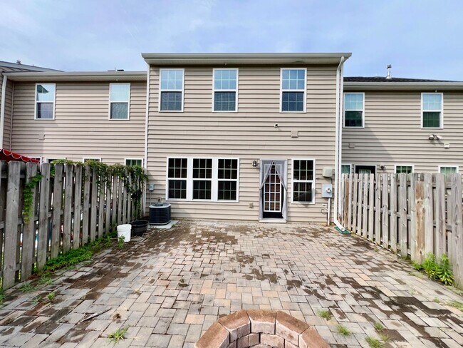 Building Photo - 3 Bedroom Townhome Riverwalk Townes