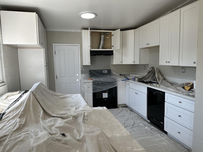 Building Photo - 540 W Elm Ave