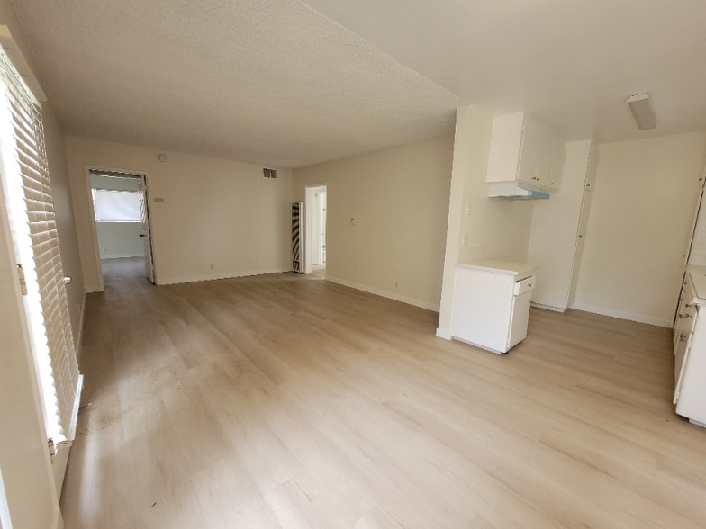 Building Photo - 13531 Wyandotte St