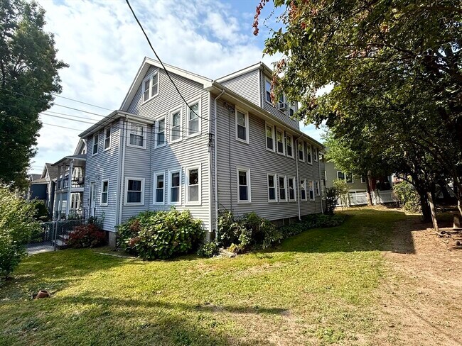 Building Photo - 206 School St